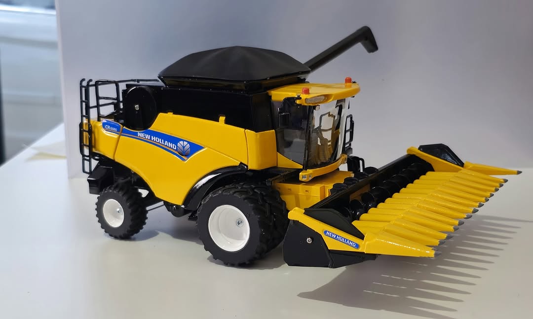 Miniatura New Holland CR 6080 (Acompanha plataforma de Soja e Milho) - 1/32
