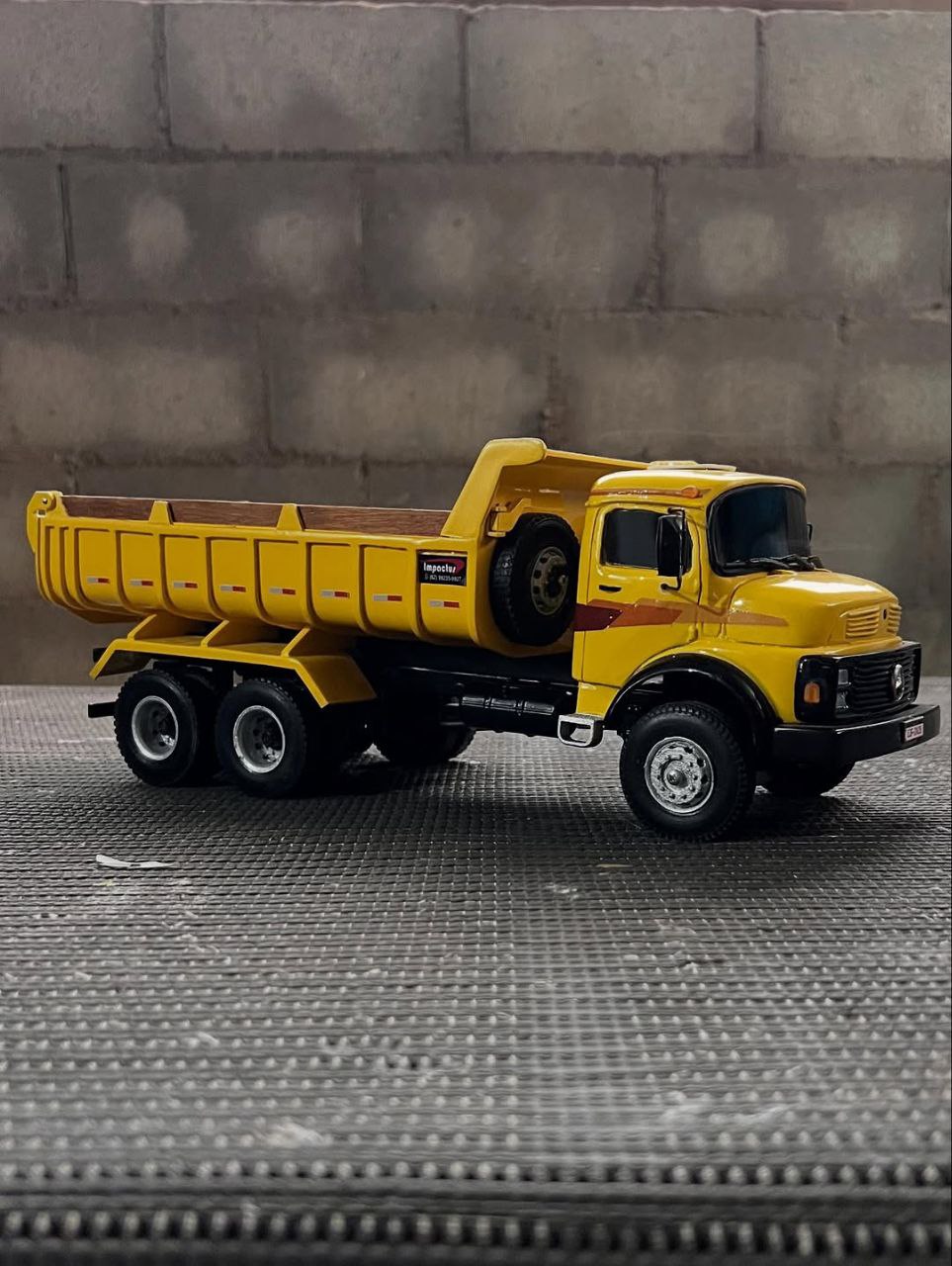 Miniatura Caminhão Mercedes-Benz 1313 Trucado Caçamba – Escala 1/24