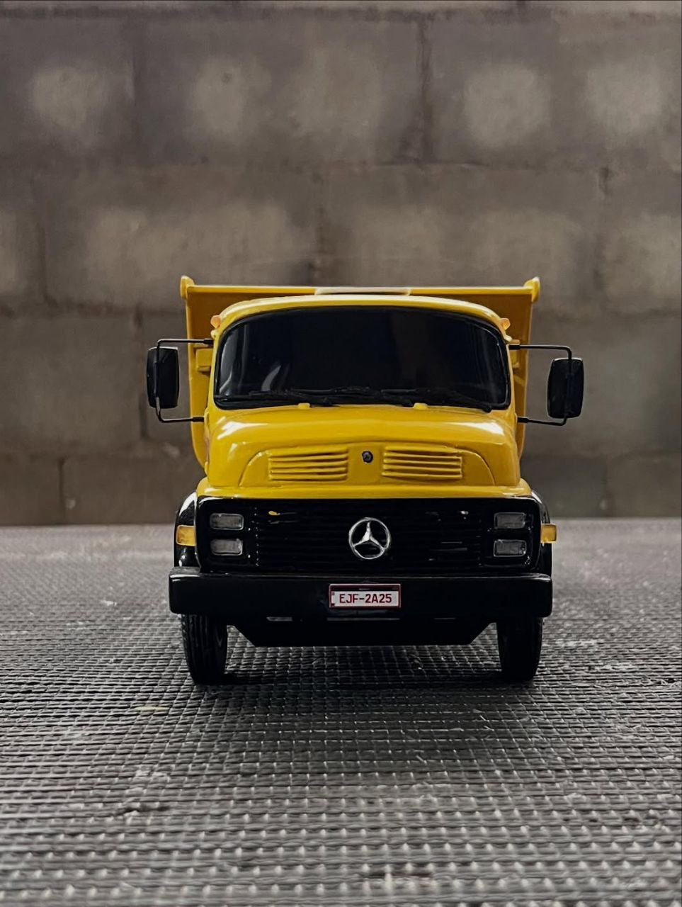 Miniatura Caminhão Mercedes-Benz 1313 Trucado Caçamba – Escala 1/24