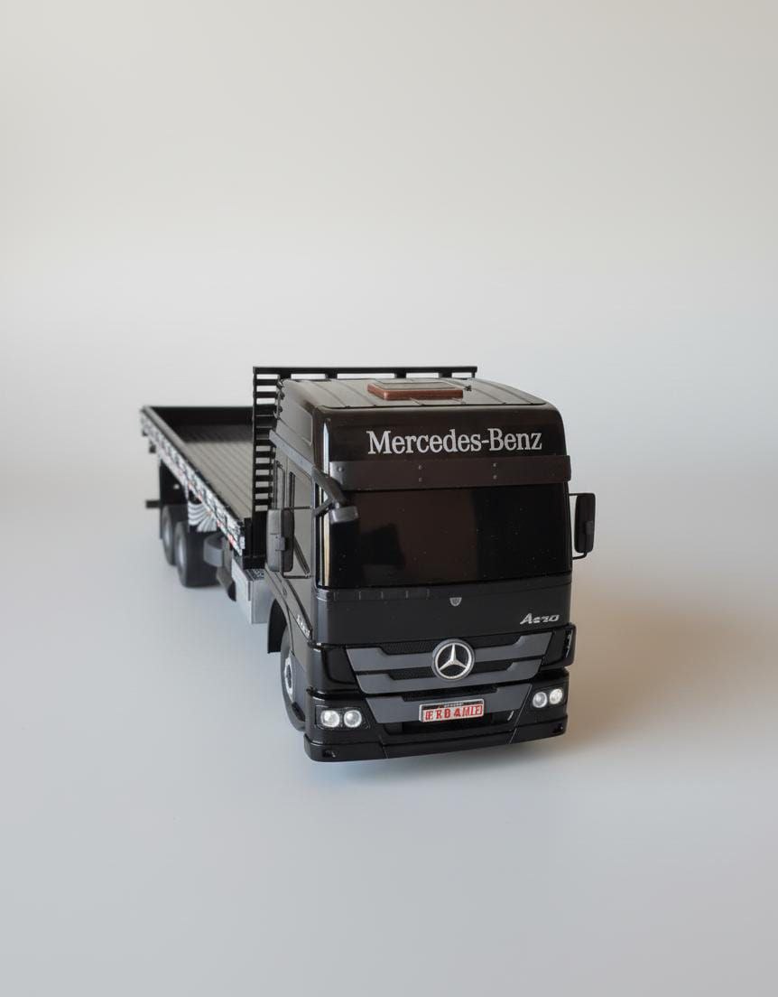 Miniatura Mercedes-Benz Atego 2429 Carroceria Preta (Escala 1/24)