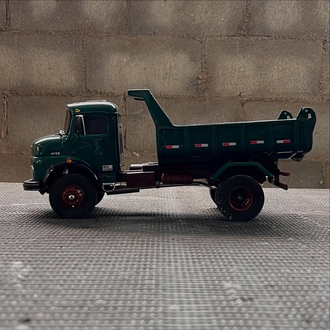 Miniatura Mercedes-Benz 1113 Caçamba – Escala 1/24