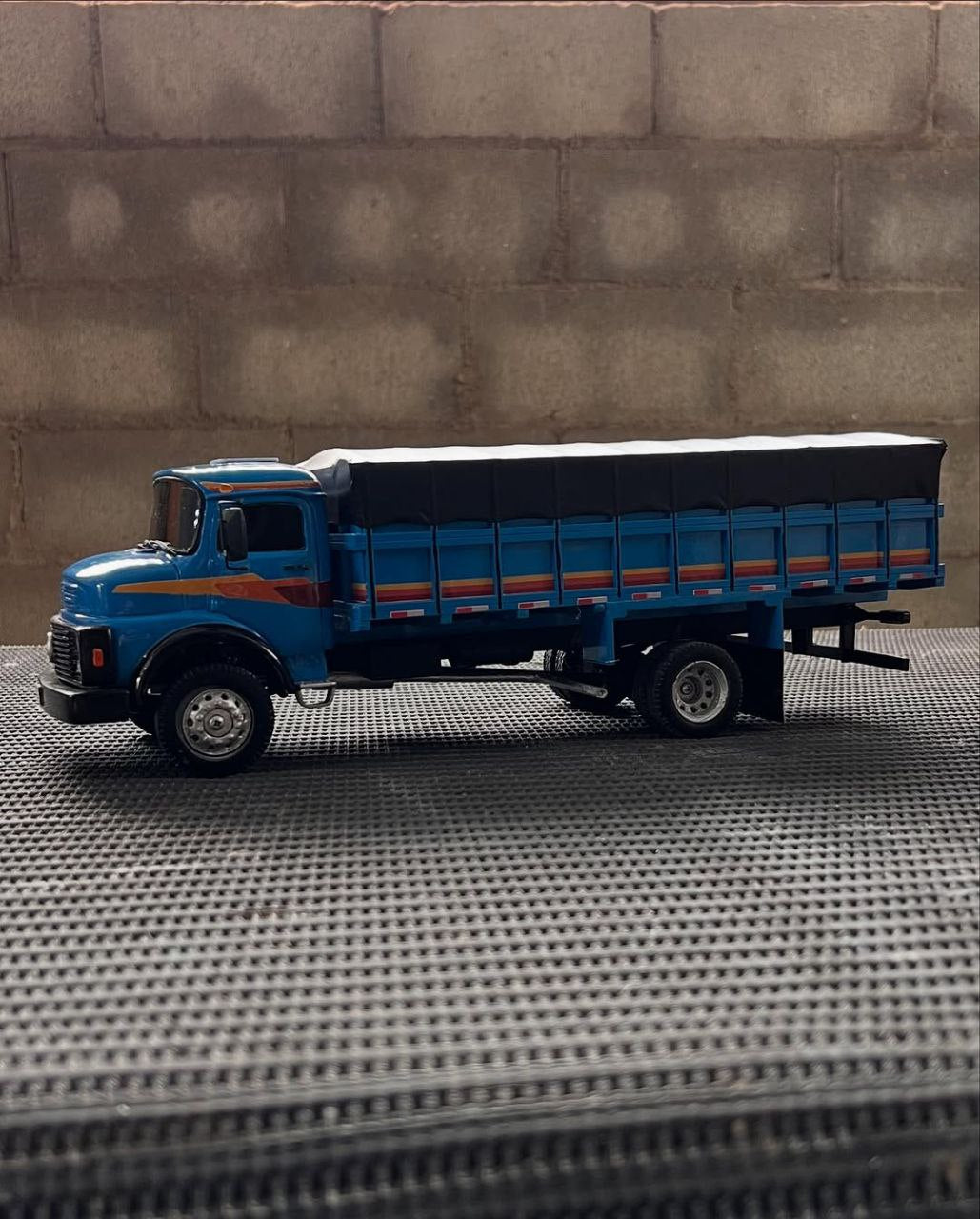 Miniatura Mercedes-Benz 1313 Graneleiro Azul – Escala 1/24