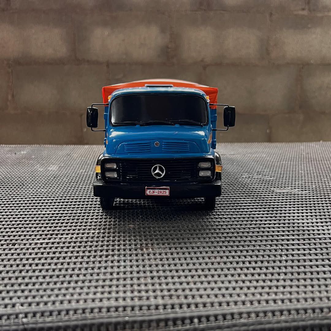 Miniatura Mercedes-Benz 1313 Graneleiro Azul – Escala 1/24