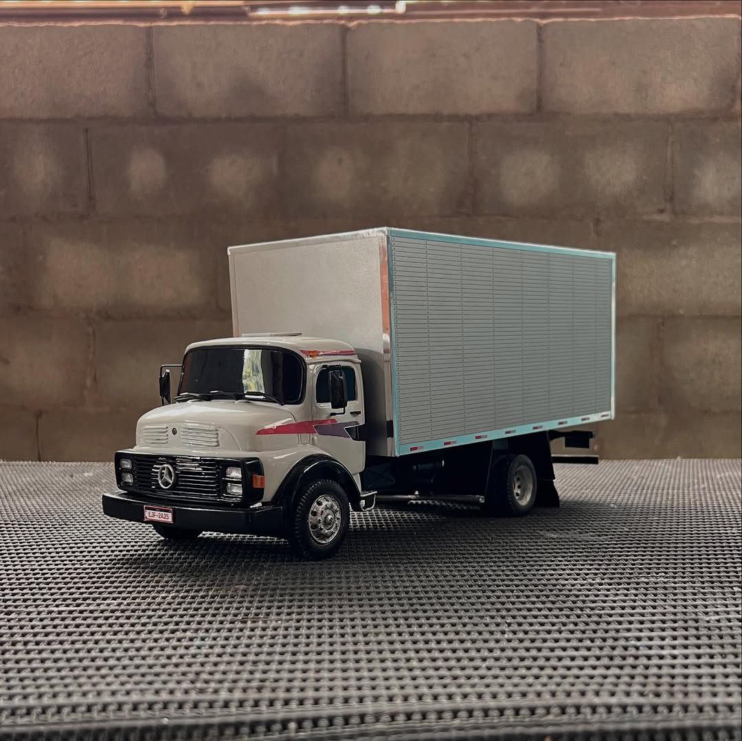 Mercedes-Benz 1313 Toco Baú Branco Controle Remoto - Escala 1/14