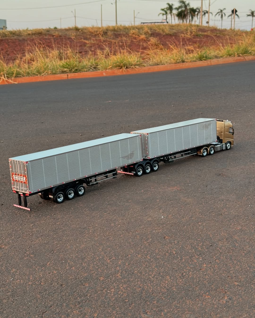 Miniatura Volvo FH com Rodotrem Baú Randon (Escala 1/24)